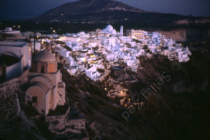 photo de Santorin la nuit - avec balance des blancs