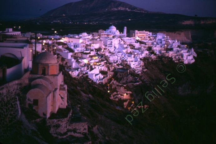 photo de Santorin la nuit - avec balance des blancs