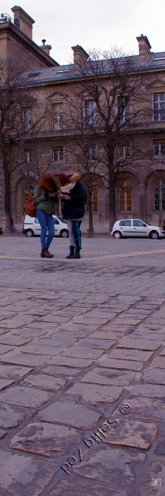 Grand vent sur le parvis