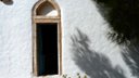 photo de porte dans un mur blanc